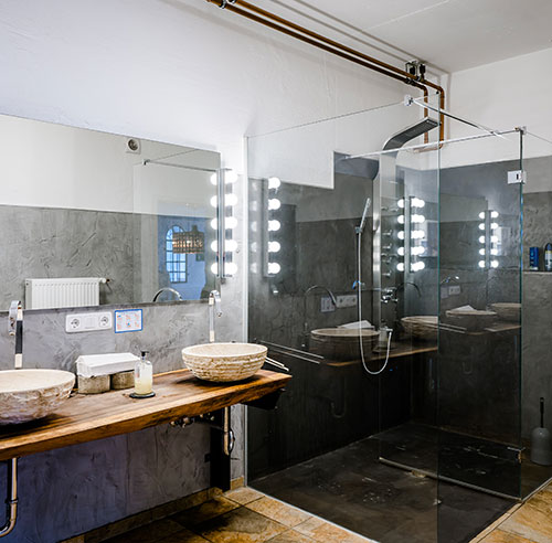 Badezimmer mit Dusche im Coworking Space Kreuzau.