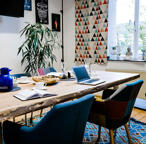 Ausgestatteter Besprechungsraum im Cospace Kreuzau, den man mieten kann.