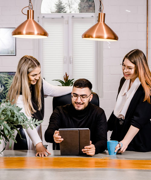 3 Personen aus Düren stehen zusammen und informieren sich über die Coworking Lofts in Kreuzau.