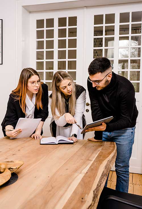 3 Coworker stehen im Dreierbüro zum Mieten im Coworking Space Kreuzau.
