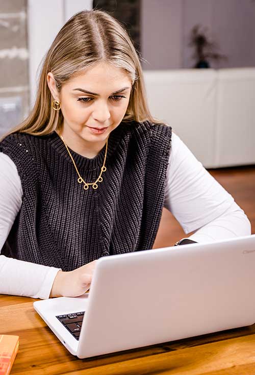 Frau sitzt im Einzelbüro zum Mieten im Coworking Space Kreuzau.