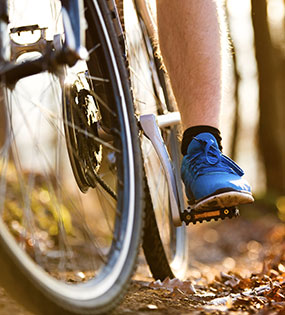 Fahrradfahrer, der in seiner Freizeit durch die Natur von Kreuzau fährt.
