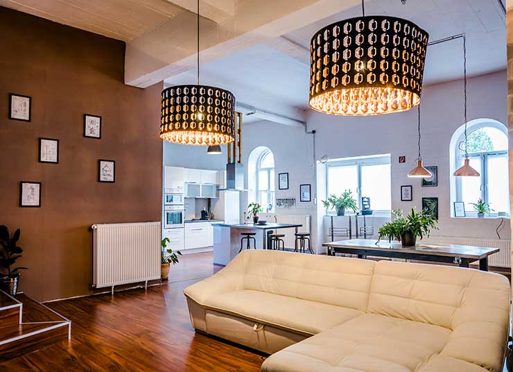 Gemeinschaftsraum mit Küche und Sofa im Coworking Space Kreuzau.