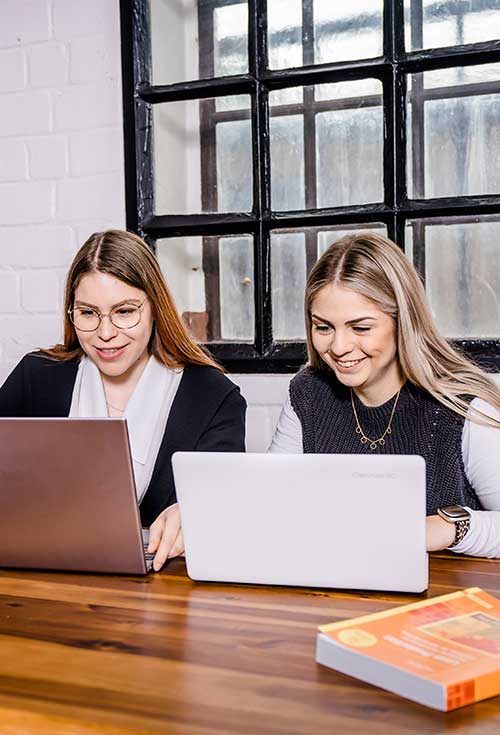 2 Frauen sitzen im Zweierbüro zum Mieten im Coworking Space Kreuzau.